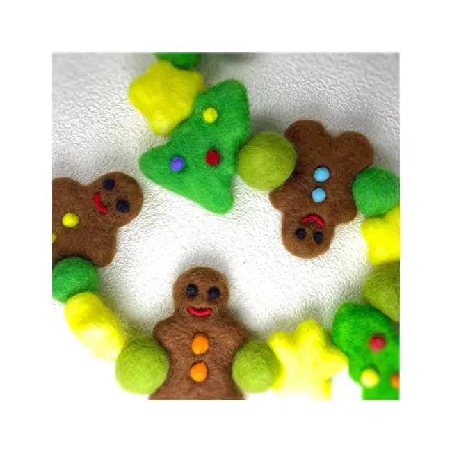 nube | Handmade Wool Christmas tree garland in gingerbread man - Image 3