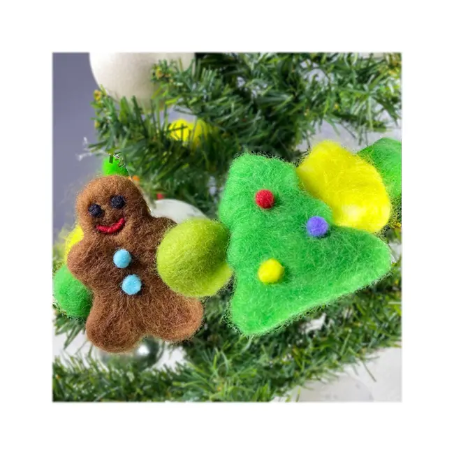 nube | Handmade Wool Christmas tree garland in gingerbread man - Image 2